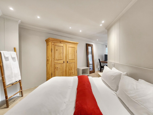 Deluxe Suite 301 / Kitchenette 