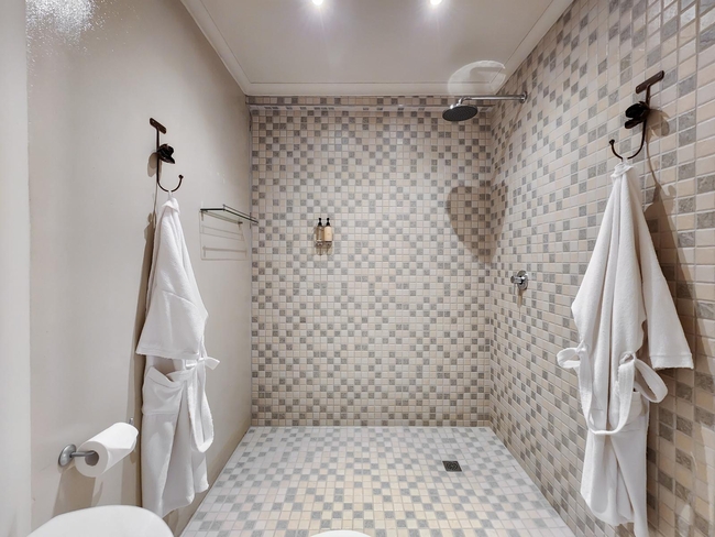 Deluxe Suite 301 / Kitchenette 