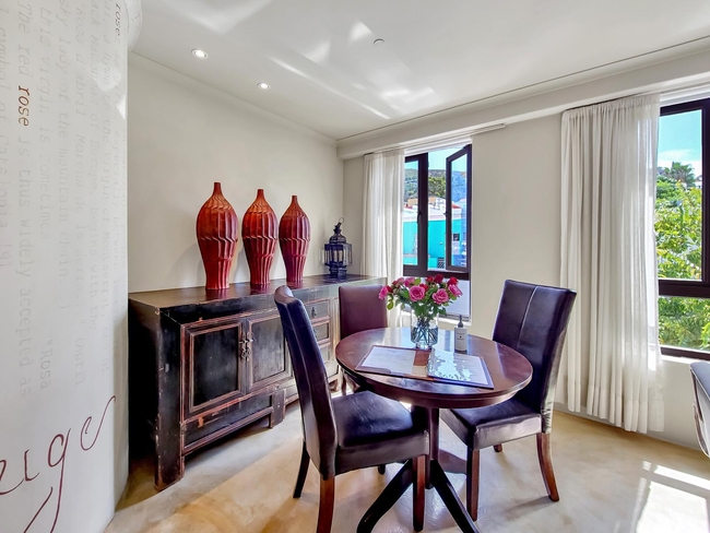 Deluxe Suite 103 / Kitchenette