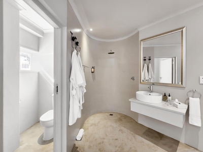 Deluxe Suite 103 / Kitchenette