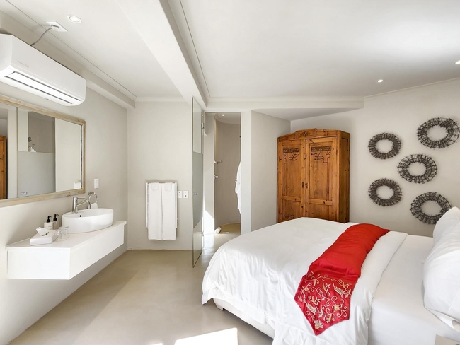 Deluxe Suite 203 / Kitchenette