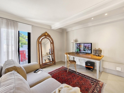 Deluxe Suite 203 / Kitchenette