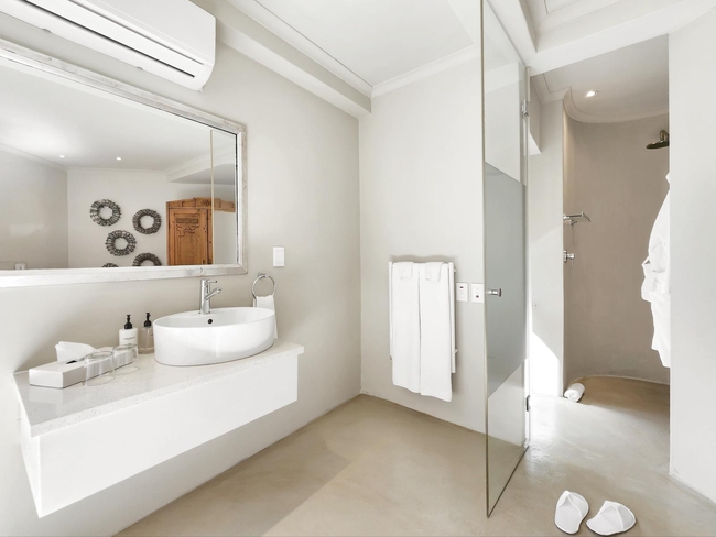 Deluxe Suite 203 / Kitchenette