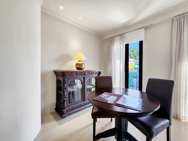 Deluxe Suite 203 / Kitchenette