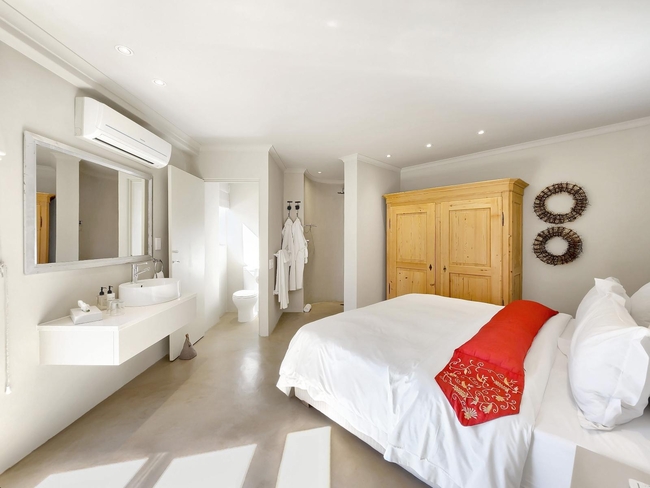 Deluxe Suite 303 / Kitchenette