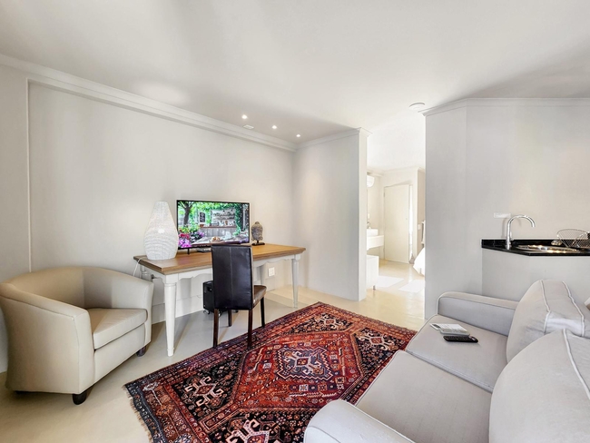 Deluxe Suite 303 / Kitchenette