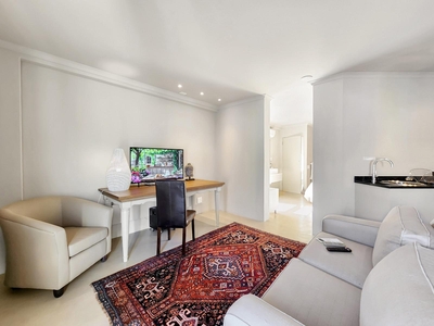 Deluxe Suite 303 / Kitchenette