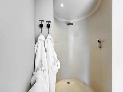 Deluxe Suite 303 / Kitchenette