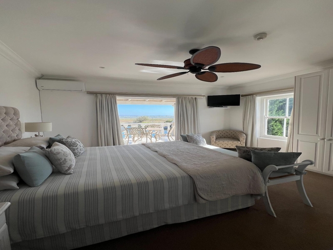 Double Rooms River View (shower only)