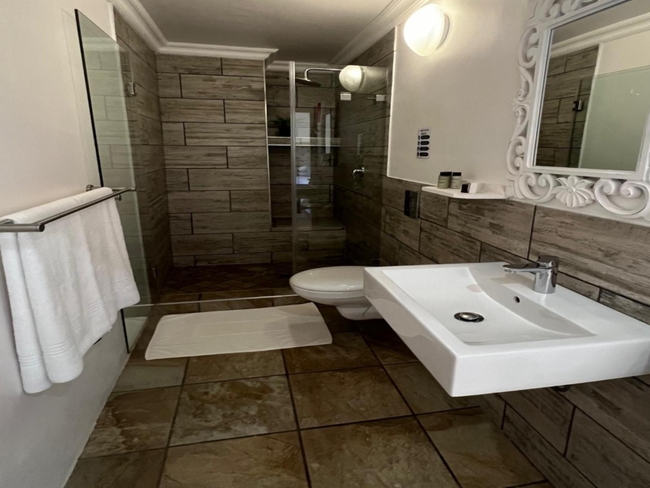 Double Rooms River View (shower only)