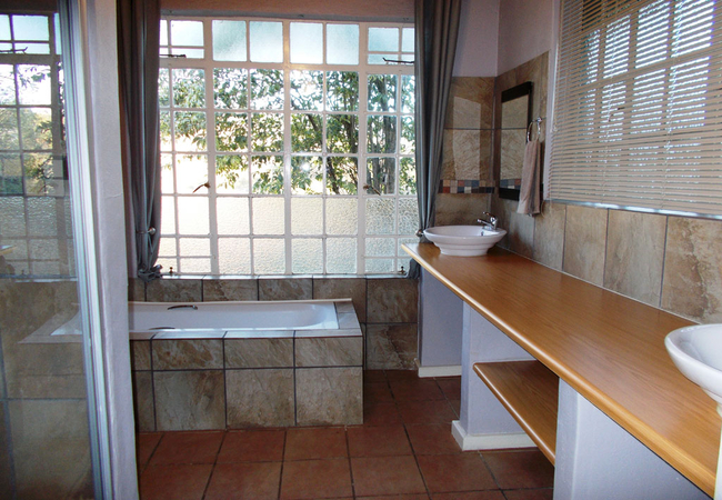 Apartment D - Bathroom with Shower and Bath 