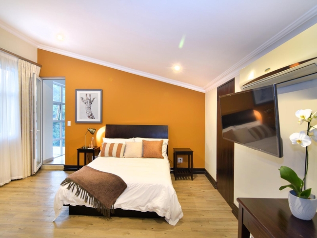 Giraffe - Queen Room