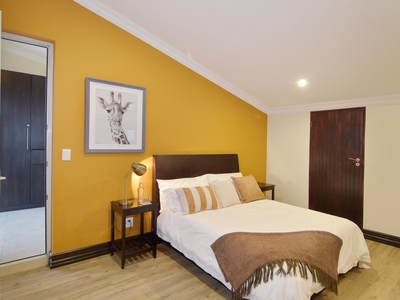 Giraffe - Queen Room