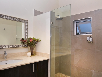 Giraffe - Queen Room