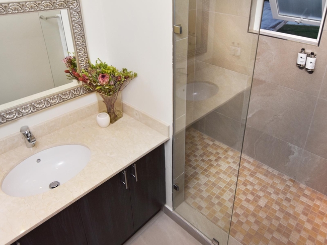 Giraffe - Queen Room