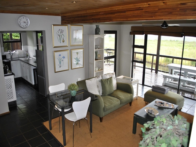Lakeside Lodge (Private Jacuzzi)