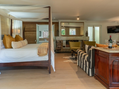 Deluxe Garden Suite - Four Poster King