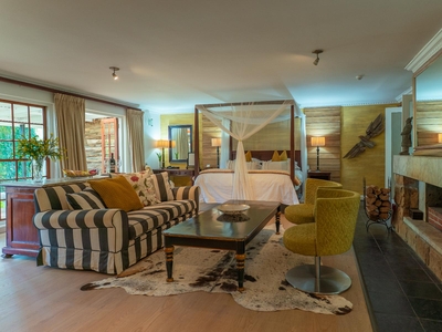 Deluxe Garden Suite - Four Poster King