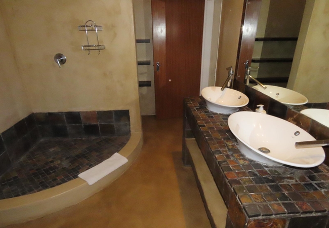 King Room 4 Bathroom