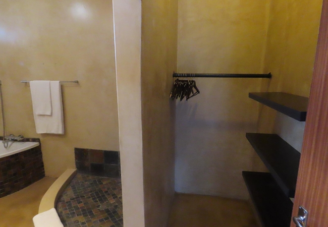 King Room 4 Bathroom