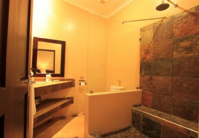 King Room 6 Bathroom