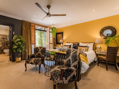 Luxury Suite: Tigers Eye