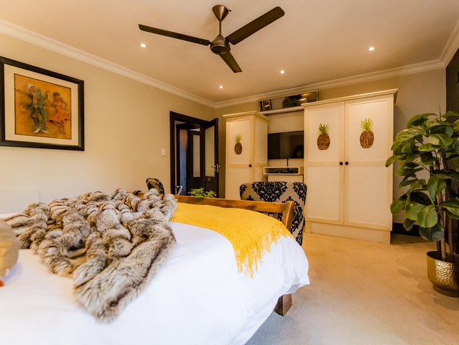 Luxury Suite: Tigers Eye