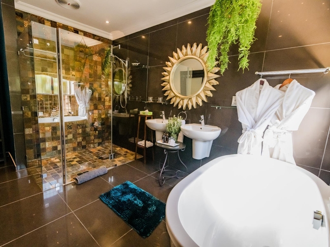 Luxury Suite: Lapis Lazuli