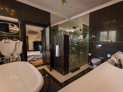 Luxury Grand Suite: Rose Quartz