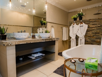 Luxury Grand Suite: Obsidian