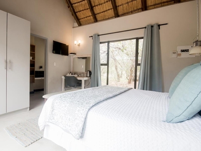 Queen room with bath and pool view