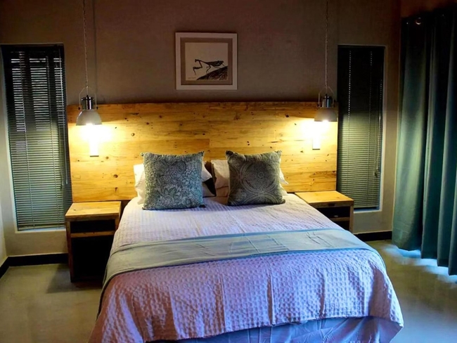 Queen room with bath and pool view