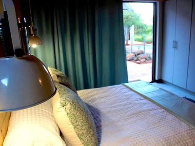 Queen room with bath and pool view