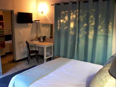 Queen room with bath and pool view