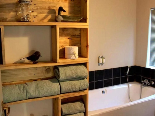 Queen room with bath and pool view