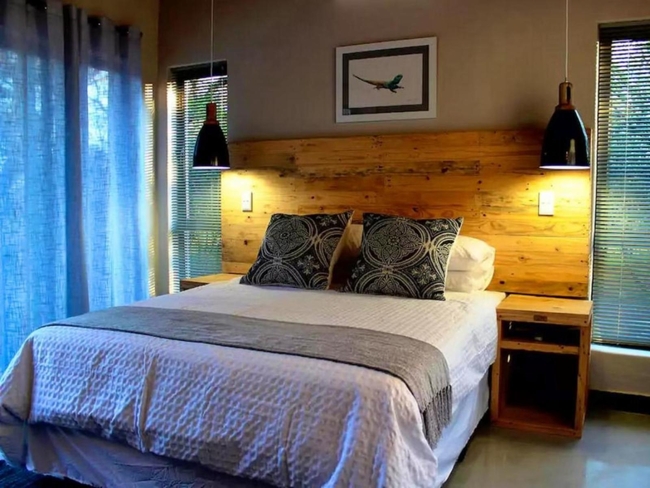 Queen room with shower and pool view