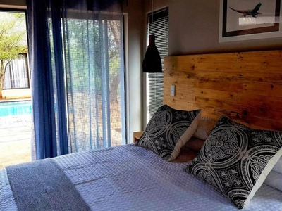 Queen room with shower and pool view