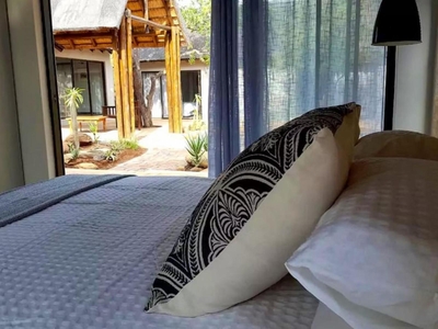 Queen room with shower and pool view