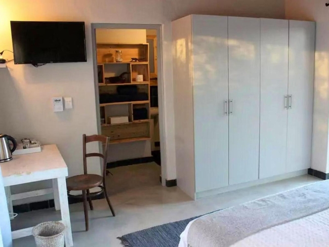 Queen room with shower and pool view