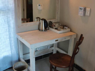 Queen room with shower and pool view