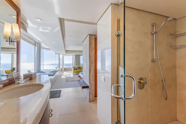 Queen Suite with Sea View