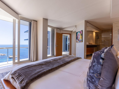 Deluxe Suite with Sea View 5