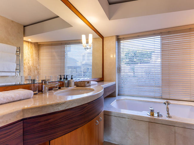 Super Deluxe Suite with Sea View 4