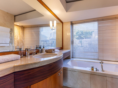 Super Deluxe Suite with Sea View 4