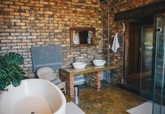 The Mountain Gem full bathroom