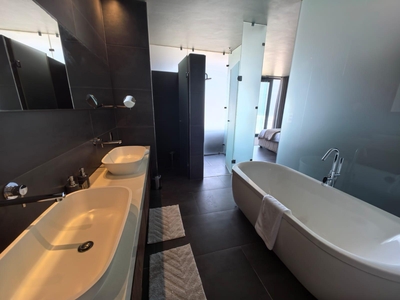 Honeymoon Suite