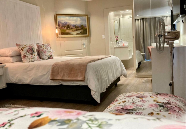 Deluxe Queen Suite 1