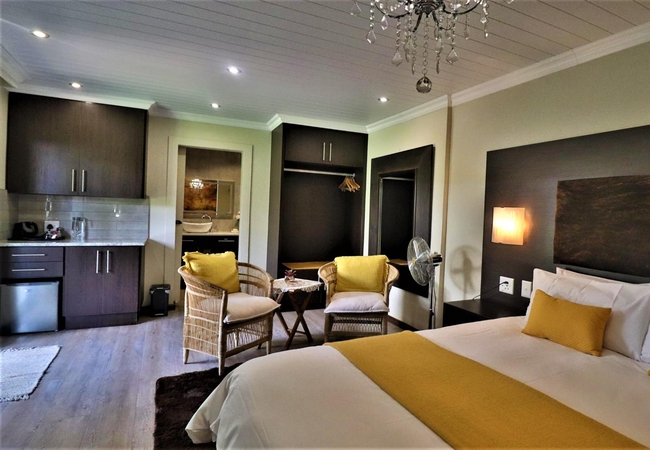 Deluxe Queen Suite 4