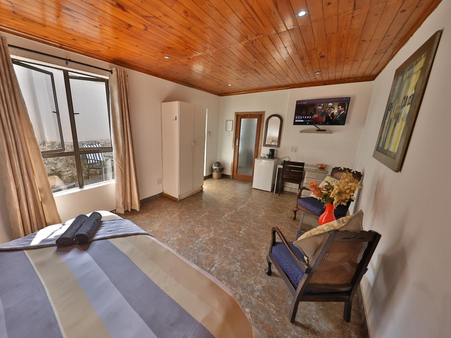 Ostrich - Comfort King Room 