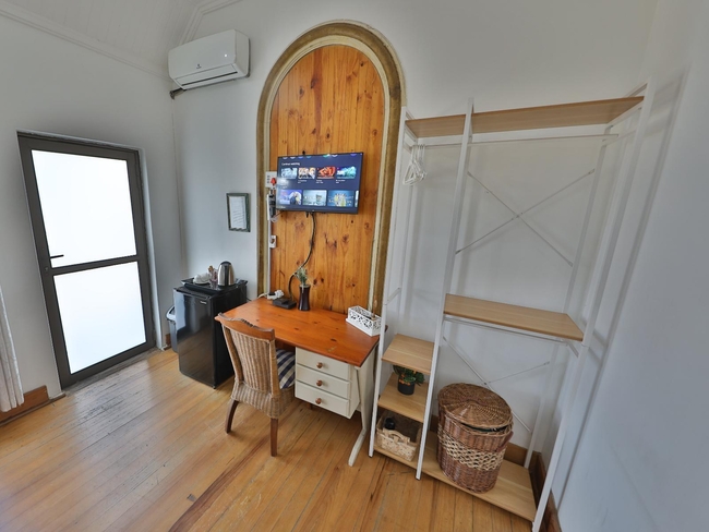 Leopard - Queen Room with Pool View 